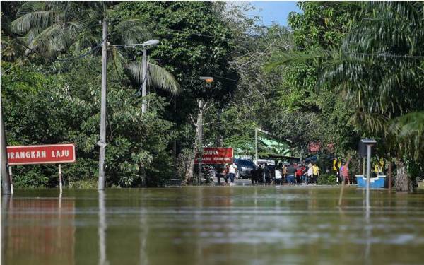 Penduduk Kampung Pogoh kini terkandas akibat terputus hubungan jalan dengan Kampung Seberang Batu Badak di Kampung Seberang Batu Badak, pada RABU. 