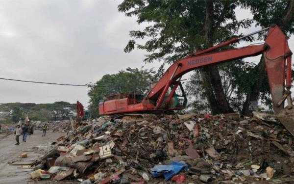 Sampah pukal pasca banjir di Taman Sri Muda pada Rabu.