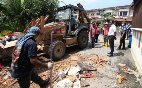 MBSA melakukan kerja-kerja pembersihan dengan menggerakkan jentera dan logistik dalam usaha memperkasakan pembersihan pasca banjir di kawasan Taman Sri Muda, Shah Alam.