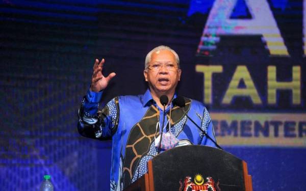 Menteri Komunikasi dan Multimedia Tan Sri Annuar Musa ketika menyampaikan amanat kepada kakitangan Kementerian Komunikasi dan Multimedia (KKMM) pada Majlis Amanat Tahun Baharu 2022 KKMM di Auditorium Perdana, Angkasapuri, hari ini.   - Foto Bernama