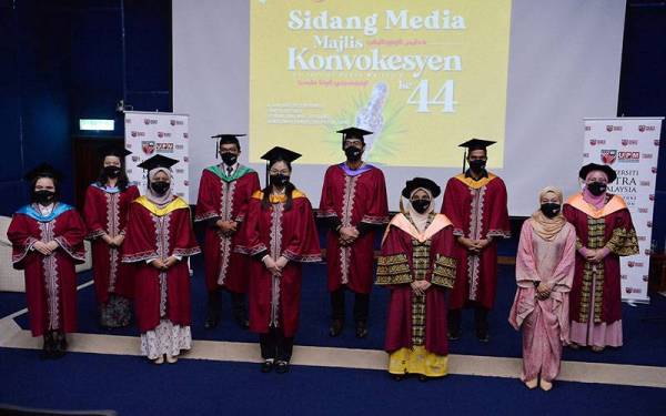 Sebahagian daripada pelajar Universiti Putra Malaysia (UPM) yang memenangi hadiah Universiti bergambar kenangan pada sidang media sempena Majlis Konvokesyen UPM Ke-44 Tahun 2022 di UPM hari ini. - Foto Bernama