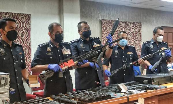 Abdul Majid (dua dari kiri) menunjukkan komponen dan senjata tiruan yang dirampas ketika sidang akhbar di IPK Melaka, Bukit Beruang, Melaka pada Khamis.
