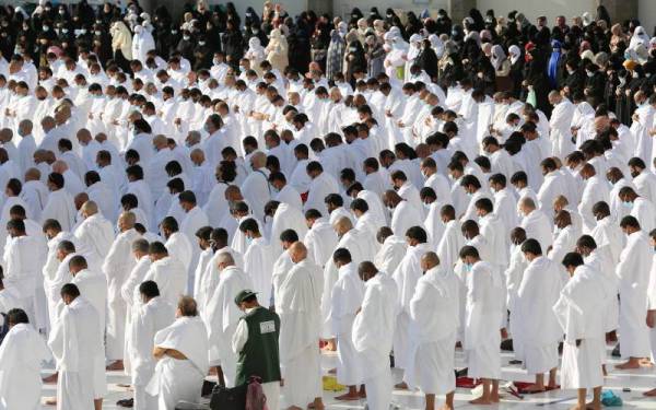 Penjarakan fizikal kembali dilaksanakan untuk mengekang penularan Covid-19 di Masjidil Haram di Makkah. - Foto AFP