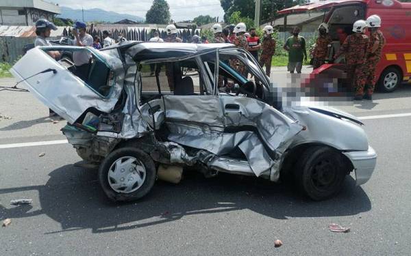 Keadaan Perodua Kancil yang dipandu mangsa dalam kejadian di kilometer (KM) 2 Jalan Ajil menghala Kuala Berang di Hulu Terengganu pada Khamis. - Foto ihsan PDRM