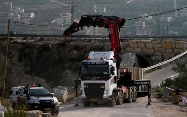 Gambar fail menunjukkan sebuah lori dekat bandar Nablus, Palestin. - Foto AFP
