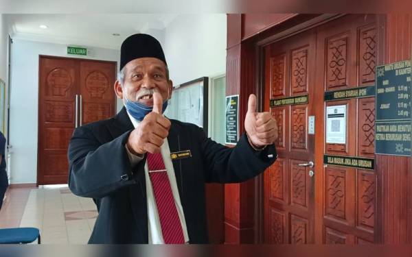 Ibrahim memberikan tanda bagus sebaik menyelesaikan bayaran wang jaminan di Mahkamah Rendah Syariah Ipoh di sini pada Jumaat.