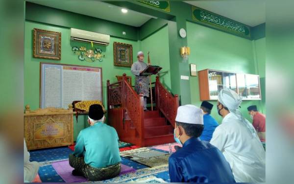 Timbalan Mufti Perak, Datuk Zamri Hashim membacakan khutbah Jumaat di Masjid Al-Hidayah, Taman Desa Mekar, Parit Buntar pada Jumaat.