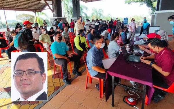 Sebahagian penerima sumbangan BSB sempena Majlis Pemberian BSB di Pejabat Daerah dan Tanah Klang, pada Jumaat. Gambar kecil: Amirudin