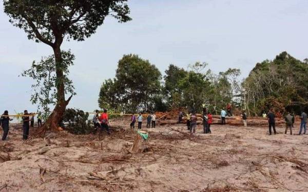 PDT Manjung dan MPM menjalankan pemantauan di lot yang menjalankan aktiviti pengambilan pasir silika di Pantai Pasir Panjang, Lumut. - Foto: FB Pejabat Daerah dan Tanah Manjung.