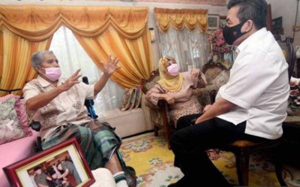 Abdul Aziz berkata, Ikmal Hashim yang datang seorang diri secara bersahaja ramah menyapa beliau dan isterinya Nor Azian Abd Wahab, 76, sebelum meluangkan masa kira-kira 15 minit bersama mereka.