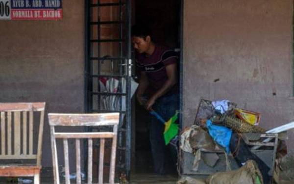 Rumah pusaka dan barangan elektrik yang rosak serta dinding rumah yang berlubang, adalah antara ‘kemusnahan’ harta benda susulan banjir di Kampung Spang Loi dekat sini, selepas lima hari kejadian ban pecah, di sini. - Foto Bernama