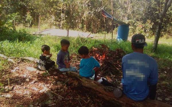 John (kanan) buntu memikirkan masa depannya dan keluarga selepas tidak dapat keluar ke kebun mencari rezeki susulan gangguan harimau liar.