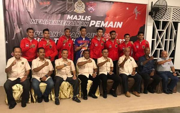 Zuraimi bersama pengurusan Persatuan Sepak Takraw Johor dan pemain, jurulatih Johor Tigris.