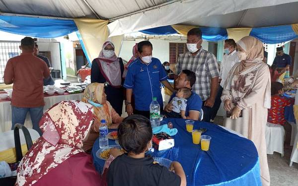 Ahmad (tengah) beramah mesra dengan Alumni Pertubuhan Kebajikan Anak-anak Yatim Islam daerah Pontian di sini pada Sabtu.