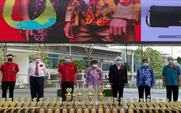 Datuk Pui Khiang Khang ketika merasmikan Pertunjukan Malaysia Bonsai Suiseki Show 2022 pada Sabtu.