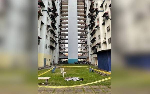 Mayat seorang bayi perempuan ditemui oleh penduduk di Flat Danau Kota, Setapak, Kuala Lumpur pada Sabtu.