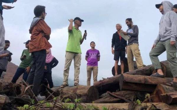 Meor Razak (lima dari kanan) sebelum ini pernah membawa para aktivis alam sekitar melihat ke kawasan pembalakan di Gua Musang, Kelantan.