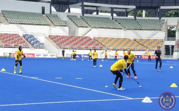 Nasihin (kanan) kembali mengendalikan sesi latihan skuad wanita negara di Stadium Hoki Nasional, Bukit Jalil pada Sabtu. FOTO: FB MHC