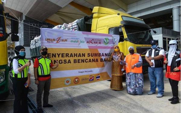 Zuwairi (dua dari kanan) bersama Siti Zailah (tiga dari kanan) bergambar bersama ketika majlis penyerahan sumbangan daripada NGO Thailand kepada Yayasan Al-Manjie di Kompleks Imigresen, Kastam, Kuarantin dan Keselamatan (ICQS) di sini pada Sabtu.