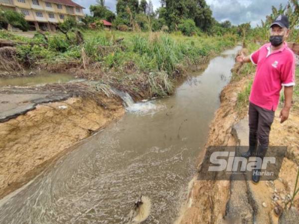 Basari menunjukkan saliran besar sepanjang dua kilometer yang menghala ke Sungai Temai telah siap dibina berhampiran kawasan PKPB di Kampung Padang Rumbia.