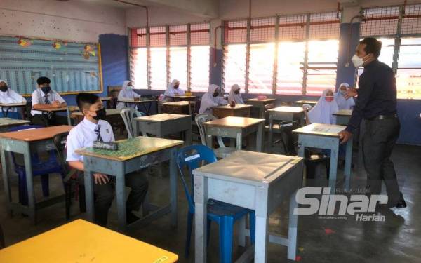 Sesi pembelajaran di Sekolah Menengah Kebangsaan (SMK) Sultan Ismail, Kota Bharu yang berlangsung lancar pada hari pertama sesi persekolahan penggal ketiga tahun 2021/2022. - Foto Sinar Harian