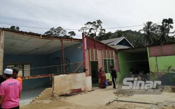 Keadaan rumah pusaka yang didiami ibu bapa Omar selepas dilanda banjir pada 18 Disember lalu.