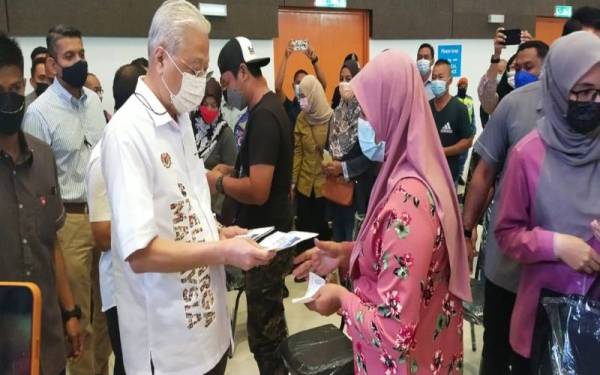 Ismail Sabri menyampaikan bantuan wang ihsan kepada mangsa banjir di Dewan Konvensyen Bera pada Ahad.