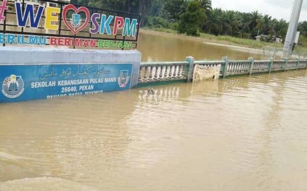 SK Pulau Manis di Pekan tidak dapat meneruskan sesi persekolahan pada Isnin susulan air banjir di kawasan berkenaan masih belum surut.