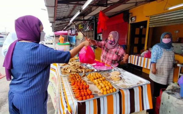 Suzana (kanan sekali) menghabiskan simpanan wangnya bagi memulakan semula perniagaan.