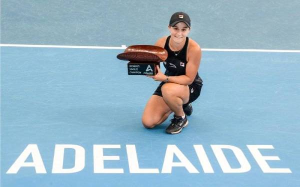 Barty meraikan kejayaan menjuarai Kejuaraan Antarabangsa Adelaide. - Foto AFP