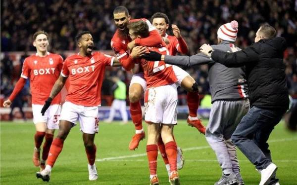 Pemain gantian Nottingham Forest, Lewis Grabban meraikan jaringannya bersama rakan-rakan sepasukan. - Foto Reuters