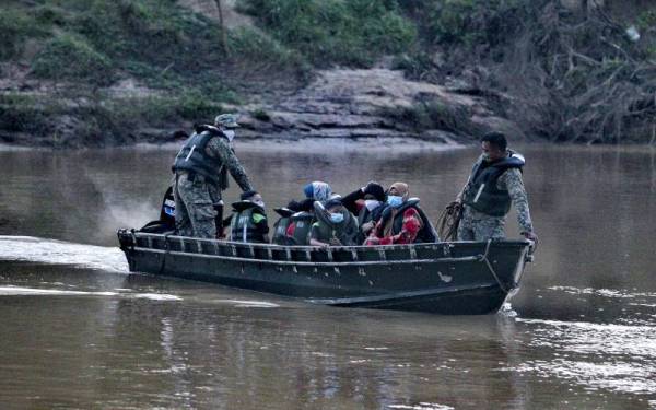 ATM membantu menghantar anak-anak penduduk Kampung Bemban menyeberangi sungai untuk ke sekolah.