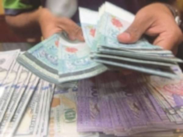 Ringgit mencatat peningkatan kecil berbanding dolar AS pada awal dagangan Isnin.