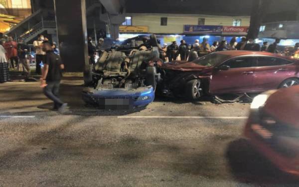 Kemalangan di persimpangan lampu isyarat di Jalan Gombak menghala Jalan Genting Klang, Kuala Lumpur pada Ahad.