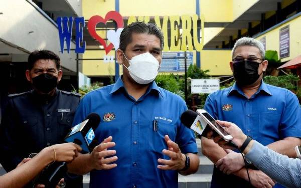 Radzi pada sidang media selepas mengadakan lawatan pengoperasian sekolah pada hari pertama sesi persekolahan penggal ketiga tahun 2021 di Sekolah Kebangsaan Meru Klang pada Isnin. - Foto Bernama