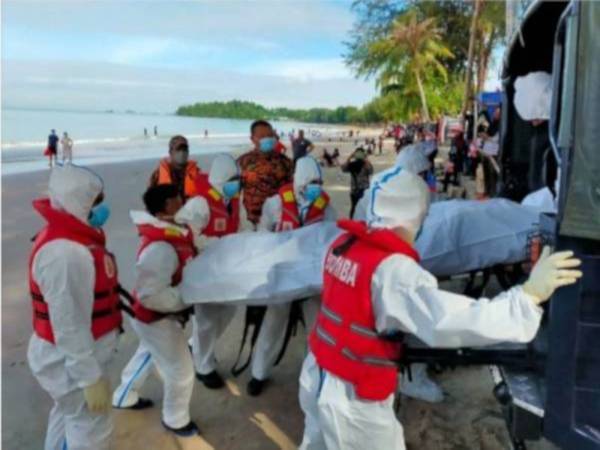 Pasukan bomba bekerjasama dengan pelbagai agensi untuk mengendalikan penemuan mayat dengan mengikut SOP ketat Covid-19.