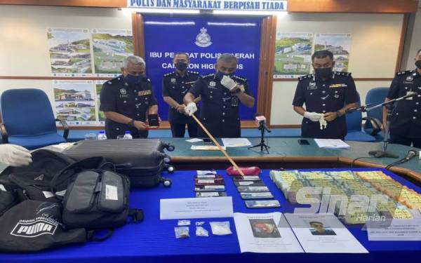 Ramli menunjukkan barangan yang dirampas pada sidang akhbar di IPD Cameron Highlands pada Isnin.