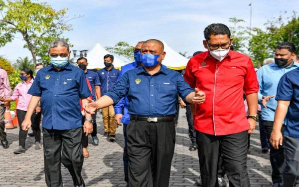 Saarani (tengah) bersama Menteri Belia dan Sukan yang juga Ahli Parlimen Tambun Datuk Seri Ahmad Faizal Azumu (kanan) hadir ketika Program Pecah Tanah Projek Naiktaraf Sebahagian Jalan Tambun di Extreme Park pada Isnin. - Foto Bernama 