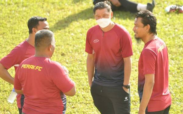 Yusri (kanan) dan Wing Hoong bersama pasukan ketika sesi latihan Perak FC. FOTO PERAK FC