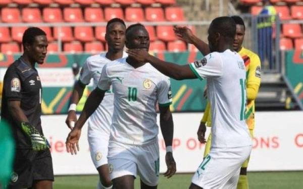 Mane meraikan jaringannya bersama rakan sepasukan ketika membantu senegal menewaskan Zimbabwe 1-0.