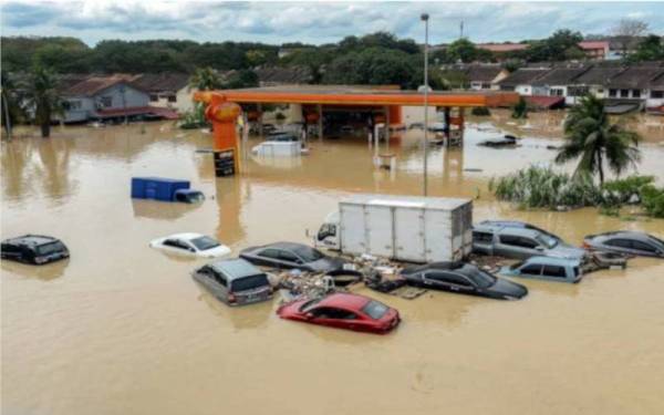 Hujan lebat di Malaysia pada penghujung 2021 mengakibatkan banjir dan tanah runtuh di beberapa negeri, meragut hampir 50 nyawa setakat ini.