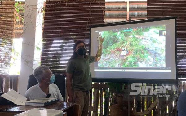 Noor Ismady (kanan) bersama Meor Razak dalam sidang akhbar di Pejabat Persatuan Aktivis Sahabat Alam (Kuasa) di sini pada Selasa.