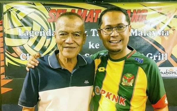 Mohd Asmirul (kanan) bersama raja libas negara, Adnan Saidin pada Kejohanan Sepak Takraw Piala Presiden Kelab Sepak Takraw Darul Aman di Alor Setar baru-baru ini.