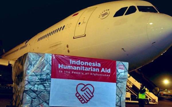 Dua pesawat Garuda Indonesia membawa bantuan kemanusiaan termasuk 65 tan makanan berlepas ke Kabul pada awal Ahad. - Foto Ariananews