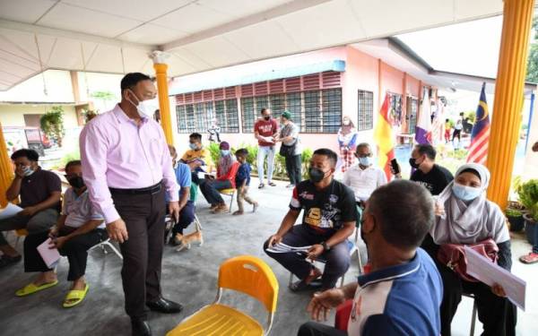 Orang ramai mengunjungi pusat sehenti yang beroperasi di Tabika Kemas Bukit Changgang untuk membuat permohonan semakan baik pulih dan bina baru Rumah Kasih Keluarga Malaysia.