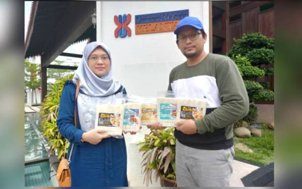 Hassmira dan Mohd Dzulkifli menunjukkan produk RisolesMY Frozen keluaran syarikat mereka. - Foto UMK