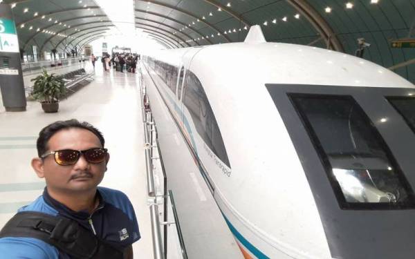 Mohd Faizal merasai pengalaman menaiki kereta api laju di Shanghai yang bergerak sejauh 431km/ sejam.