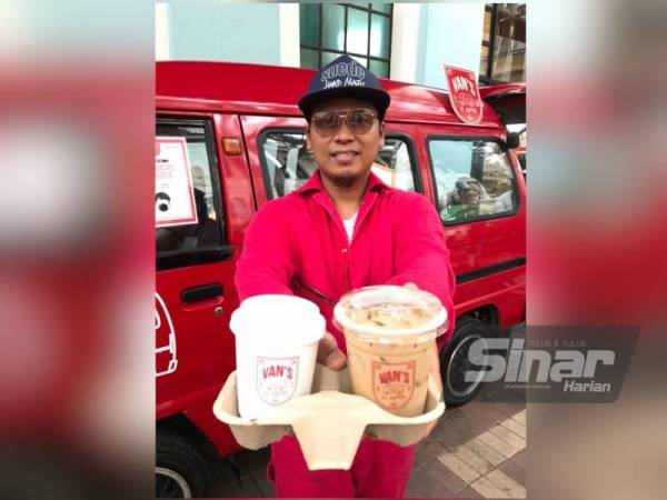 Naim memunjukkan dua jenis kopi yang dijual di van miliknya.