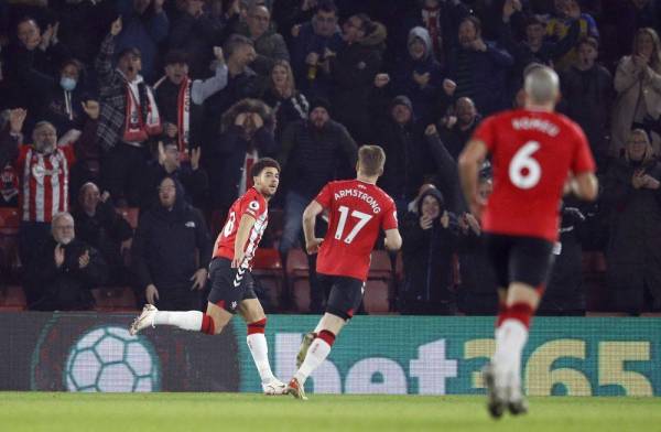 Che Adams meraikan jaringannya bersama rakan sepasukan ketika bantu Southampton menang keatas Brentford