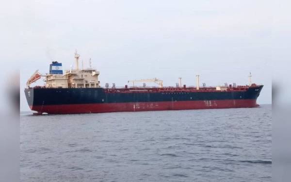 Kapal tangki yang berdaftar di Jerman dikesan berlabuh tanpa kebenaran berhampiran Pulau Jarak di Perak pada Isnin. - Foto Ihsan Maritim Malaysia.